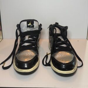 Nike Air Jordan 1 Mid Kids – Black & Metallic Silver (US 2.5 / EU 34)